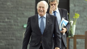 Blatter kontratakuje. &quot;Prezydenci Francji i Niemiec wywierali presję&quot;